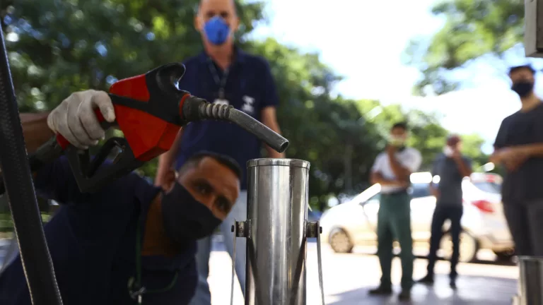 Força-tarefa integrada pela ANP com Procon e Inmetro para fiscalização em postos revendedores de combustíveis em Brasília-DF, em 15/3/2021 (Foto Marcelo Camargo/Agência Brasil)