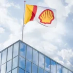 Bandeira da Shell no alto de edifício sede, tremulando ao vento (Foto Jiri Buller/Shell)
