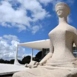 Detalhe da escultura "A Justiça", de 1961, localizada em frente ao prédio do STF, em Brasília (Foto Pedro França/Agência Senado)