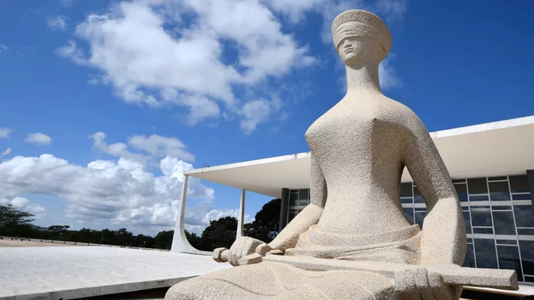 Detalhe da escultura "A Justiça", de 1961, localizada em frente ao prédio do STF, em Brasília (Foto Pedro França/Agência Senado)