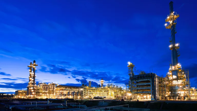 Refinaria Abreu e Lima (Rnest), localizada no Porto de Suape, em Pernambuco, ao anoitecer (Foto Agência Petrobras)