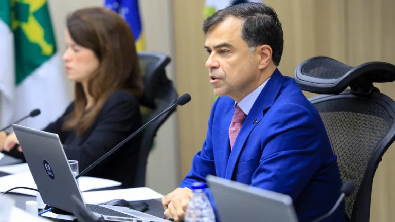 Diretor-geral da Aneel, Sandoval Feitosa, durante a 22ª reunião pública ordinária de 2025 da diretoria colegiada, em 24 de junho (Foto Michel Jesus/Aneel)