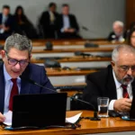 Rogério Carvalho (à esquerda) ao lado de Paulo Paim, à bancada, durante reunião da Comissão de Direitos Humanos (CDH), em 25 de junho de 2025 (Foto Saulo Cruz/Agência Senado)