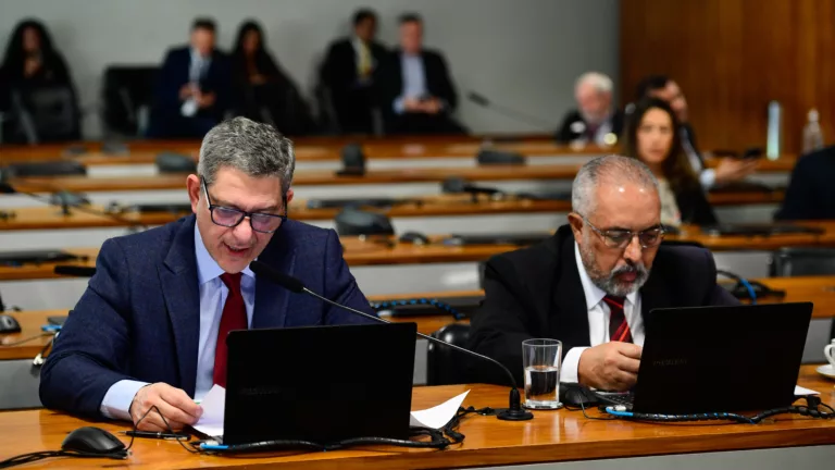 Rogério Carvalho (à esquerda) ao lado de Paulo Paim, à bancada, durante reunião da Comissão de Direitos Humanos (CDH), em 25 de junho de 2025 (Foto Saulo Cruz/Agência Senado)