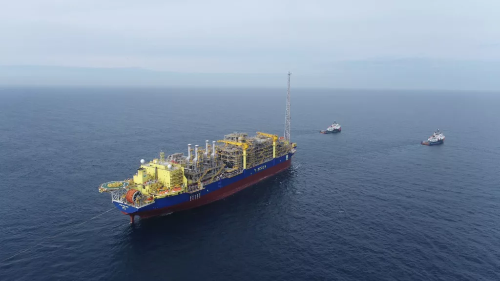 Vista aérea da plataforma FPSO Ana Nery, em oceano azul, para a exploração offshore de petróleo e gás (Foto Agência Petrobras)