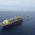 Vista aérea da plataforma FPSO Ana Nery, em oceano azul, para a exploração offshore de petróleo e gás (Foto Agência Petrobras)