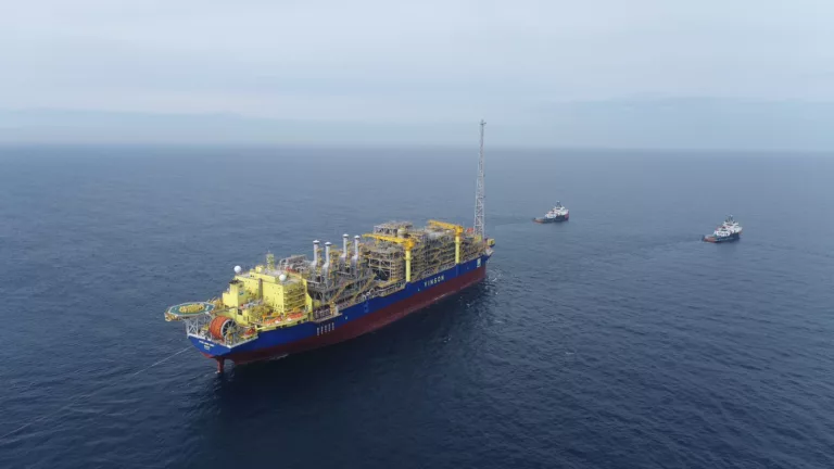 Vista aérea da plataforma FPSO Ana Nery, em oceano azul, para a exploração offshore de petróleo e gás (Foto Agência Petrobras)