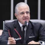 Julio Lopes, à mesa do Plenário da Câmara, fala durante sessão em homenagem ao Dia Mundial da Propriedade Intelectual, em 30 de abril de 2024 (Foto Zeca Ribeiro/Câmara dos Deputados)