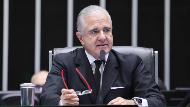 Julio Lopes, à mesa do Plenário da Câmara, fala durante sessão em homenagem ao Dia Mundial da Propriedade Intelectual, em 30 de abril de 2024 (Foto Zeca Ribeiro/Câmara dos Deputados)