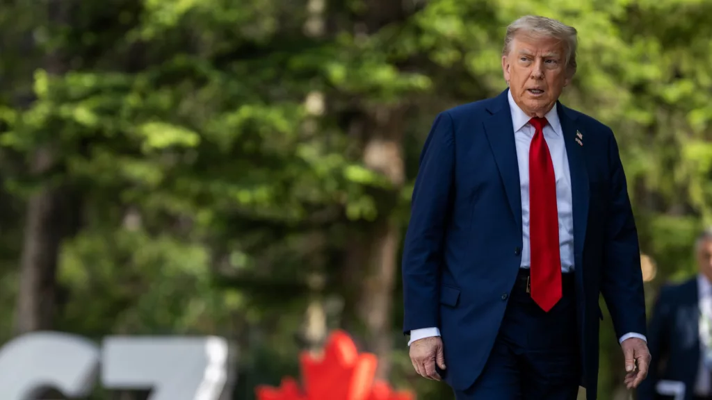 Donald Trump é recebido durante cerimônia de boas-vindas da Cúpula do G7 em Kananaskis, Canadá, em 16 de junho de 2025 (Foto Daniel Torok/Casa Branca)