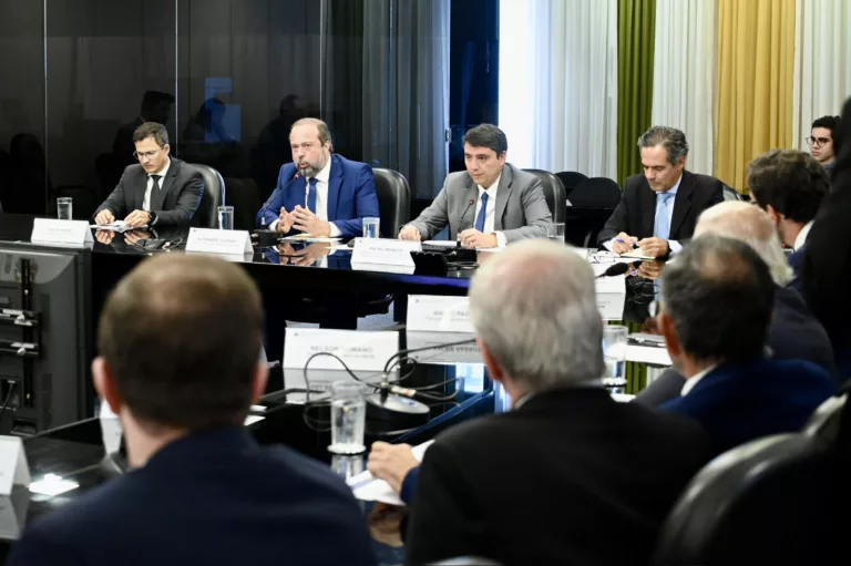 Alexandre Silveira recebe executivos da indústria consumidora de gás para apresentar próximos passos do Gás para Empregar. Foto: Ricardo Botelho/MME
