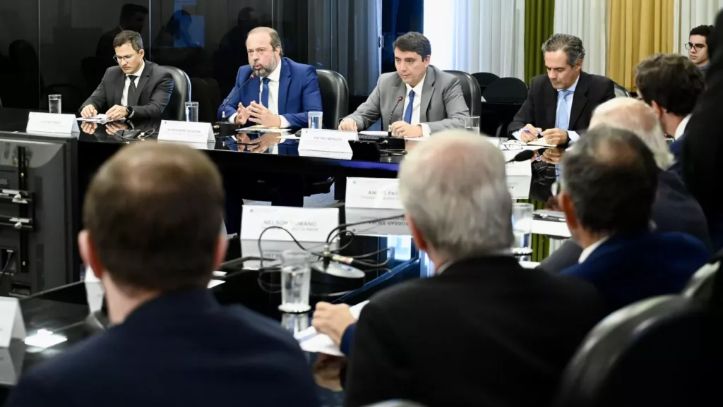 Alexandre Silveira recebe executivos da indústria consumidora de gás para apresentar próximos passos do Gás para Empregar (Foto Ricardo Botelho/MME)