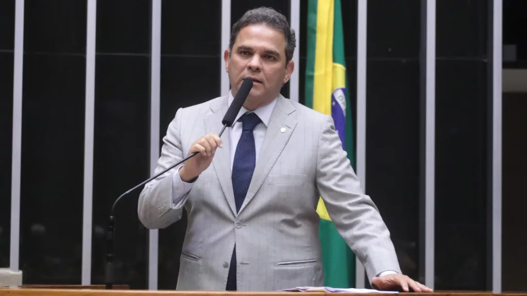José Priante, à tribuna da Câmara, durante sessão plenária para discussão e votação de propostas, em 25 de junho de 2025 (Foto Bruno Spada/Câmara dos Deputados)
