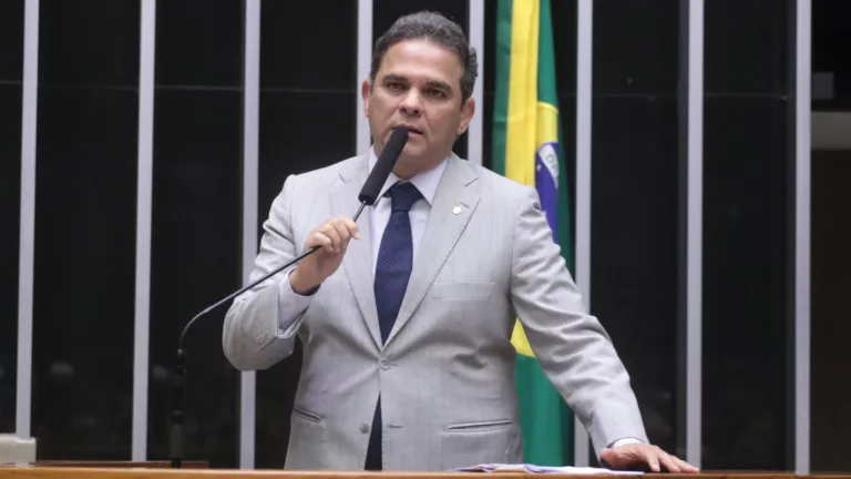 José Priante, à tribuna da Câmara, durante sessão plenária para discussão e votação de propostas, em 25 de junho de 2025 (Foto Bruno Spada/Câmara dos Deputados)