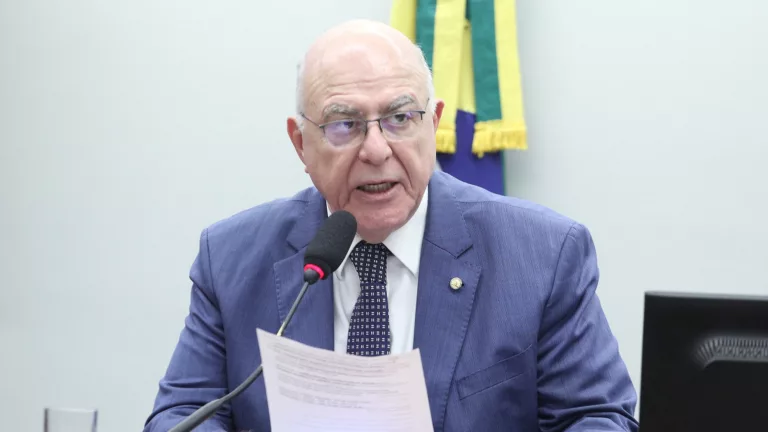 Arnaldo Jardim durante reunião da Comissão de Minas e Energia (CME) na Câmara, em 19 de junho de 2024 (Foto Vinicius Loures/Câmara dos Deputados)