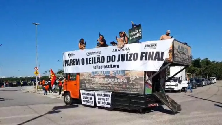 Lideranças indígenas protestam em frente ao hotel na zona oeste do Rio onde acontece o leilão da 5ª Oferta Permanente de Concessão da ANP, em 17 de junho de 2025 (Foto Flavio Brasil/eixos)