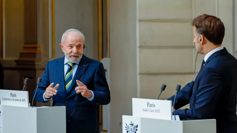 Presidentes Lula e Emmanuel Macron, da França, durante declaração conjunta à imprensa, em Paris, em 5 de junho de 2025 (Foto Ricardo Stuckert/PR)