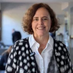 Sylvie D'Apote, diretora de Gás do IBP, concede entrevista ao estúdio eixos no Midstream & Gas Day 2025, em Buenos Aires (Foto: eixos)