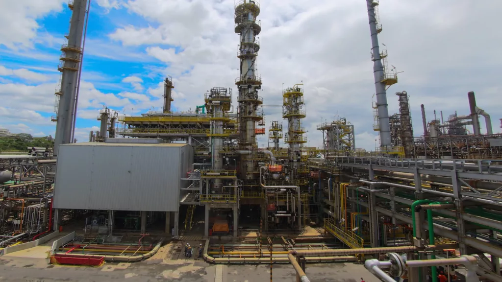Instalações metálicas na Refinaria de Mataripe (a antiga Rlam), da Acelen, na Bahia (Foto Agência Petrobras)
