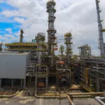 Instalações metálicas na Refinaria de Mataripe (a antiga Rlam), da Acelen, na Bahia (Foto Agência Petrobras)
