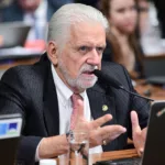 Jaques Wagner, à bancada, fala durante reunião da CTIA no Senado sobre regulação da inteligência artificial, em 18 de junho de 2024 (Foto Pedro França/Agência Senado)