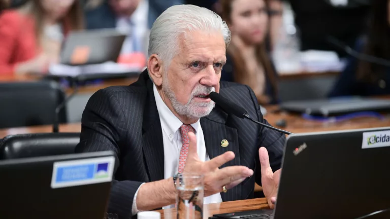 Jaques Wagner, à bancada, fala durante reunião da CTIA no Senado sobre regulação da inteligência artificial, em 18 de junho de 2024 (Foto Pedro França/Agência Senado) Jaques Wagner, à bancada, fala durante reunião da CTIA no Senado sobre regulação da inteligência artificial, em 18 de junho de 2024 (Foto Pedro França/Agência Senado)
