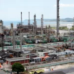 Instalações metálicas na Refinaria de Mataripe (a antiga Rlam), da Acelen, na Bahia (Foto Agência Petrobras)