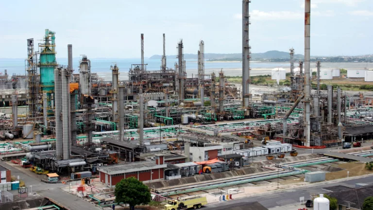 Instalações metálicas na Refinaria de Mataripe (a antiga Rlam), da Acelen, na Bahia (Foto Agência Petrobras) Instalações metálicas na Refinaria de Mataripe (a antiga Rlam), da Acelen, na Bahia (Foto Agência Petrobras)