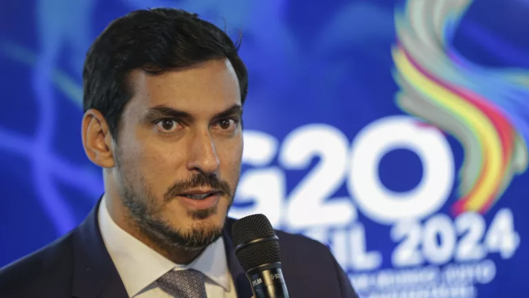 Thiago Barral durante entrevista coletiva no G20 para apresentar um balanço da primeira reunião do GT de transição energética, em 20 de fevereiro de 2024 (Foto Marcelo Camargo/Agência Brasil)