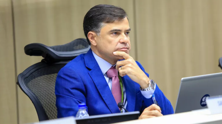 Diretor-geral da Aneel, Sandoval Feitosa, durante a 22ª reunião pública ordinária de 2025 da diretoria colegiada, em 24 de junho (Foto Michel Jesus-Aneel)