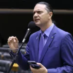 Weliton Prado, à bancada da Câmara, durante sessão plenária para discussão e votação de propostas, em 15 de abril de 2025 (Foto Kayo Magalhães/Câmara dos Deputados)