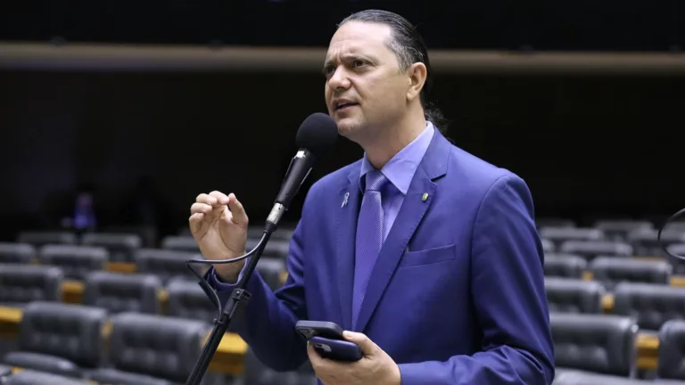 Weliton Prado, à bancada da Câmara, durante sessão plenária para discussão e votação de propostas, em 15 de abril de 2025 (Foto Kayo Magalhães/Câmara dos Deputados)