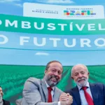 Lula (à direita) e Alexandre Silveira (esquerda) durante o evento "Combustível do Futuro chegou: E30 e B15", na sede do MME (Foto Claudio Kbene/PR)