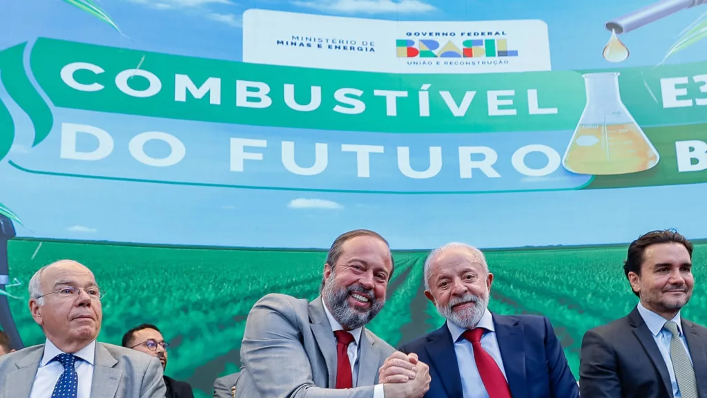 Lula (à direita) e Alexandre Silveira (esquerda) durante o evento "Combustível do Futuro chegou: E30 e B15", na sede do MME (Foto Claudio Kbene/PR)