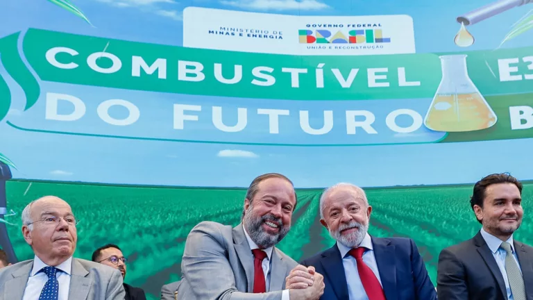 Lula (à direita) e Alexandre Silveira (esquerda) durante o evento "Combustível do Futuro chegou: E30 e B15", na sede do MME (Foto Claudio Kbene/PR)