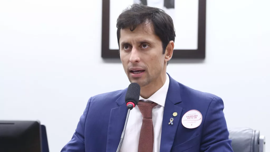 Duarte Jr., à mesa, durante reunião da Comissão de Defesa das Pessoas com Deficiência, em 17 de junho de 2025 (Foto Vinicius Loures/Câmara dos Deputados)