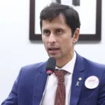 Duarte Jr., à mesa, durante reunião da Comissão de Defesa das Pessoas com Deficiência, em 17 de junho de 2025 (Foto Vinicius Loures/Câmara dos Deputados)