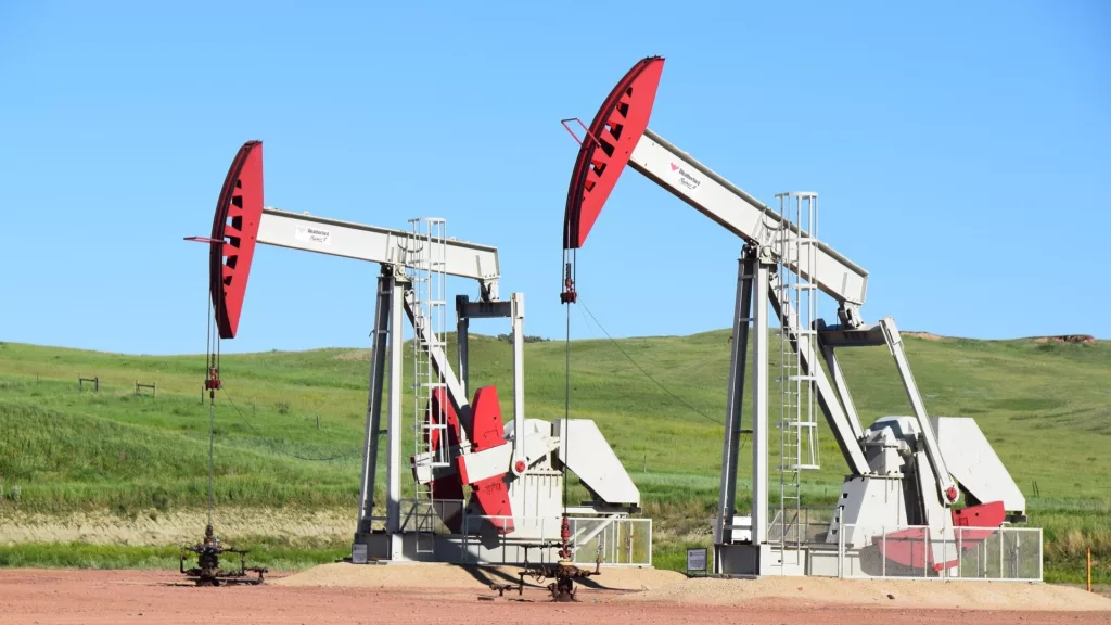 Bombas cavalos-de-pau (pumpjacks) para exploração de petróleo onshore (Foto mhouge/Pixabay)