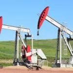 Bombas cavalos-de-pau (pumpjacks) para exploração de petróleo onshore (Foto mhouge/Pixabay)