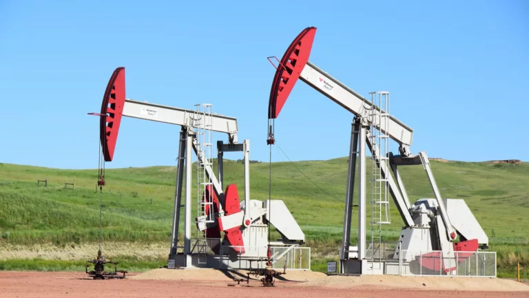 Bombas cavalos-de-pau (pumpjacks) para exploração de petróleo onshore (Foto mhouge/Pixabay)