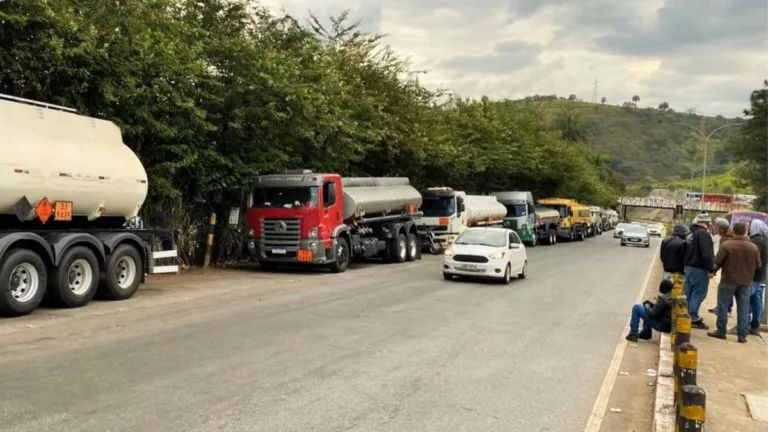 Protesto de caminhoneiros na base da Vibra em Betim (MG), iniciado na manhã de segunda, 9 de junho de 2025 (Foto Divulgação Sinditanque-MG)