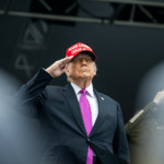 Donald Trump discursa na cerimônia de formatura da Academia Militar dos EUA de 2025, no Estádio Michie, no sábado, 24 de maio de 2025, em West Point, Nova York. (Foto oficial da Casa Branca por Daniel Torok)