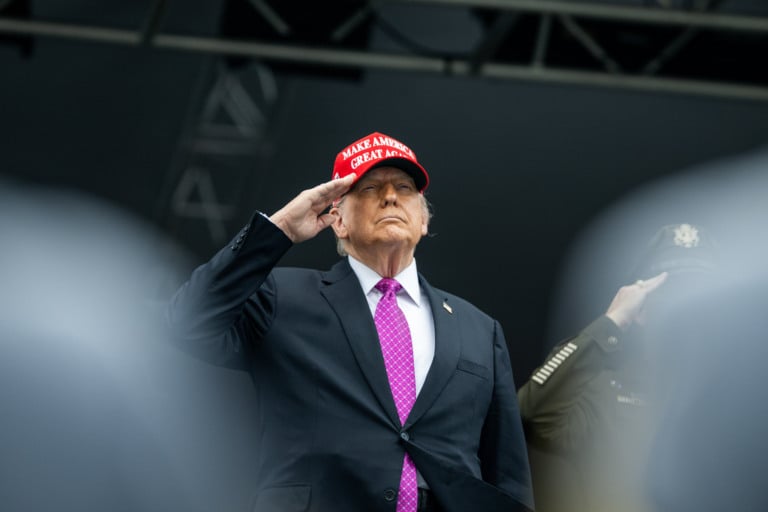 Donald Trump discursa na cerimônia de formatura da Academia Militar dos EUA de 2025, no Estádio Michie, no sábado, 24 de maio de 2025, em West Point, Nova York. (Foto oficial da Casa Branca por Daniel Torok)