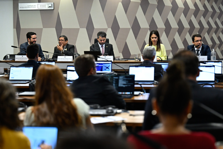 Marcos Rogério, à mesa, preside audiência pública da CI no Senado para debate técnico e institucional acerca do orçamento das agências reguladoras, em 8 de julho de 2025 (Foto Andressa Anholete/Agência Senado) Marcos Rogério, à mesa, preside audiência pública da CI no Senado para debate técnico e institucional acerca do orçamento das agências reguladoras, em 8 de julho de 2025 (Foto Andressa Anholete/Agência Senado)