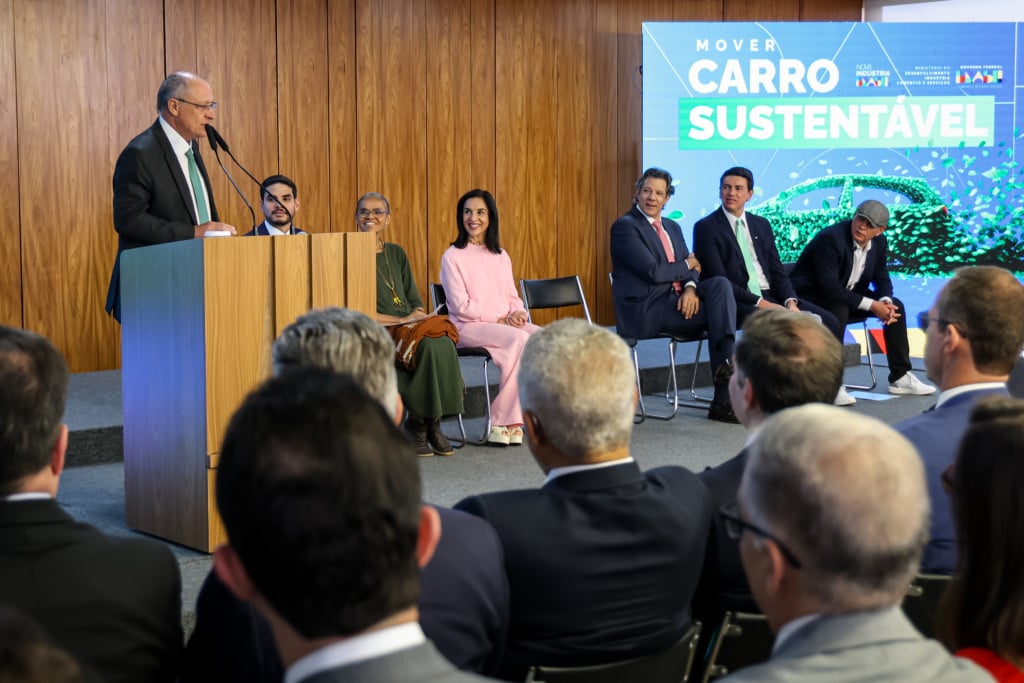 Governo assina decreto com alíquotas do IPI Verde, garantindo desconto para quem polui menos (Foto: Júlio César Silva/MDIC)