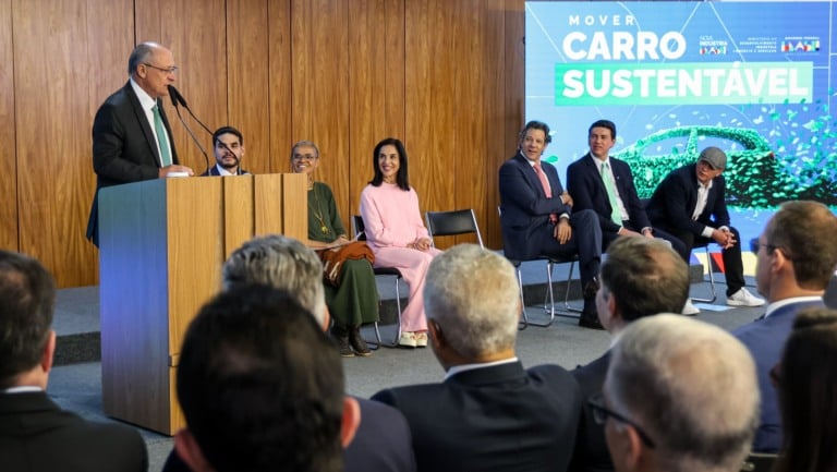 Governo assina decreto com alíquotas do IPI Verde, garantindo desconto para quem polui menos (Foto Júlio César Silva/MDIC)