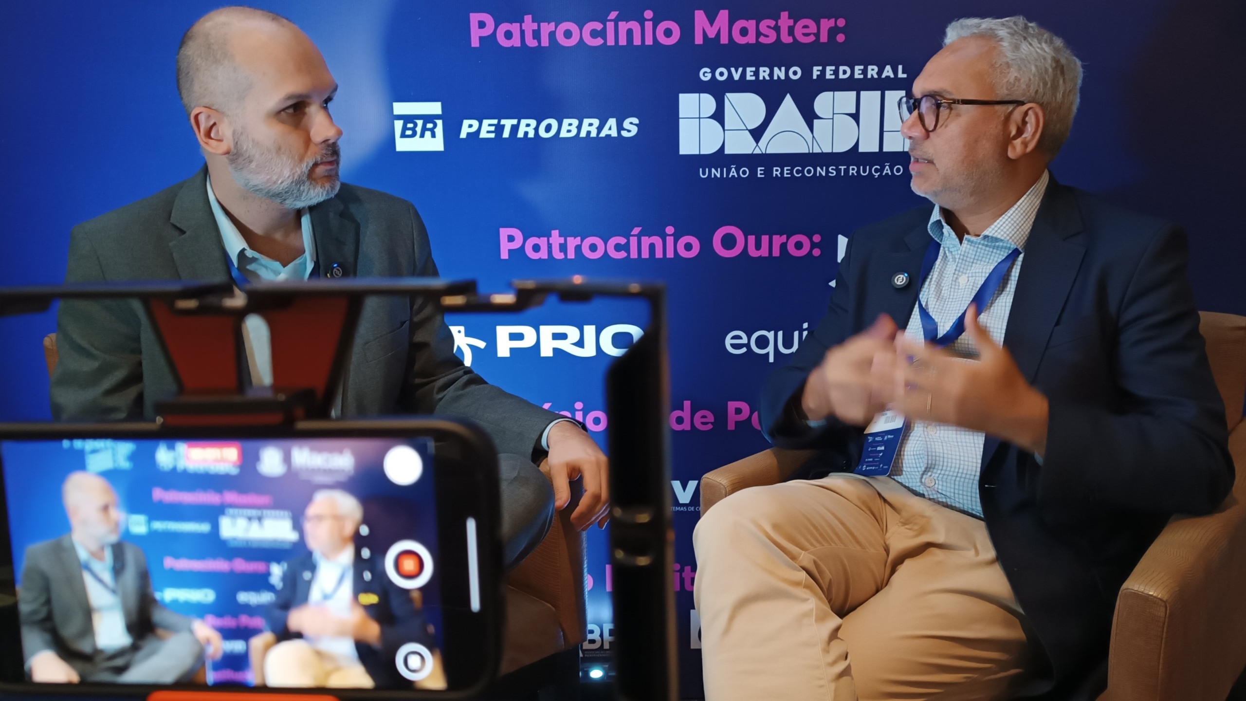 Aurélio Amaral (direita), diretor-de Relações Externas da Eneva, conversa com André Ramalho, editor gas week (Foto: eixos) Aurélio Amaral (direita), diretor-de Relações Externas da Eneva, conversa com André Ramalho, editor gas week (Foto: eixos)