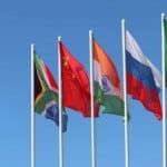 Bandeiras dos países membros dos Brics tremulando ao vendo; ordem da esquerda para a direita: África do Sul, China, Índia, Rússia e Brasil (Foto Agência de Notícias da Indústria)