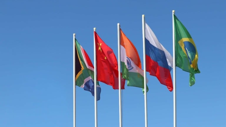Bandeiras dos países membros dos Brics tremulando ao vendo; ordem da esquerda para a direita: África do Sul, China, Índia, Rússia e Brasil (Foto Agência de Notícias da Indústria)