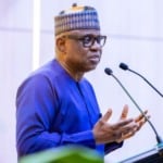 CEO da NNPC, Bayo Bashir Ojulari, discursa aos funcionários durante reunião inaugural com a equipe, na sede da NNPC, em 17 de abril de 2025 (Foto Divulgação NNPC)